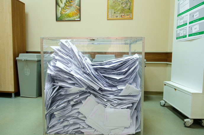 Az április 3-i magyarországi országgyűlési választások levélszavazatai Magyarország csíkszeredai főkonzulátusán 2022. március 29-én – Fotó: Veres Nándor / MTI