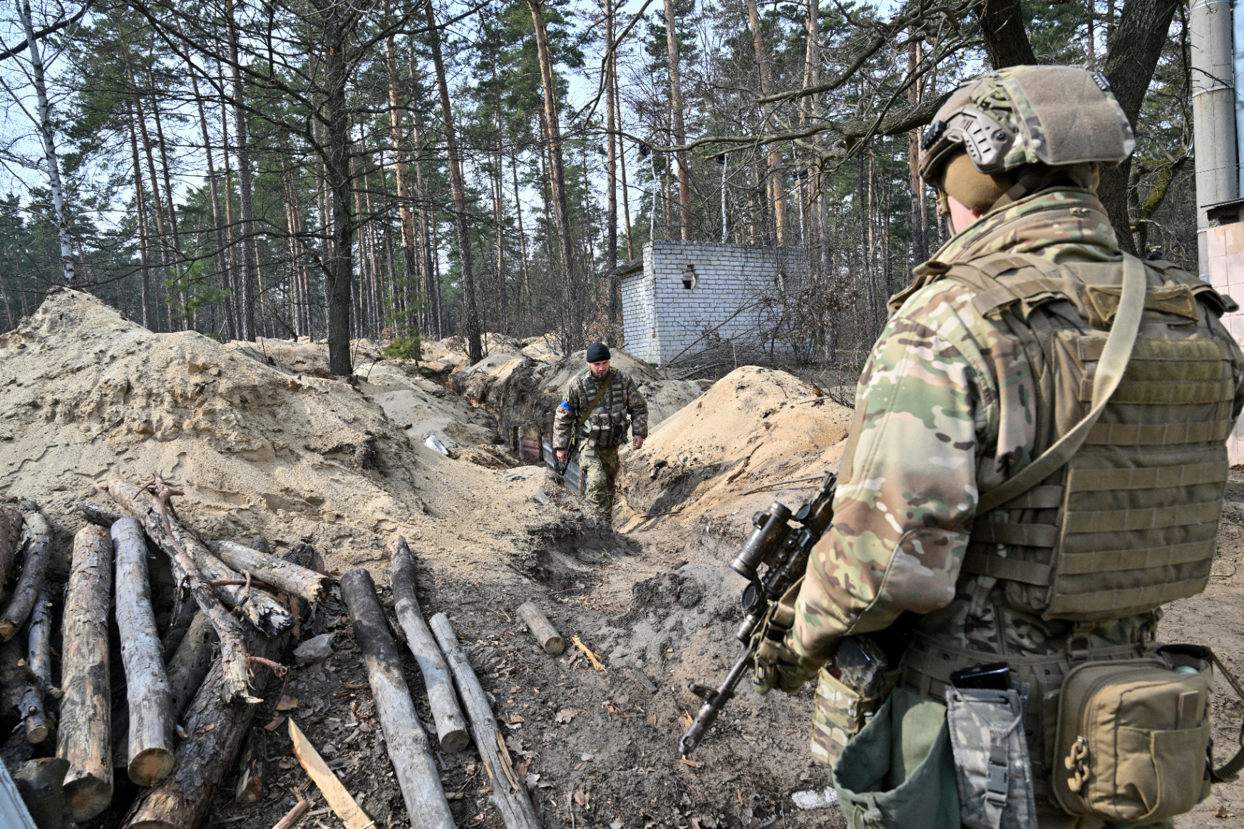 Erősítik csapataikat az oroszok Donbaszban, az ukránok szerint újra az övék a csernobili atomerőmű