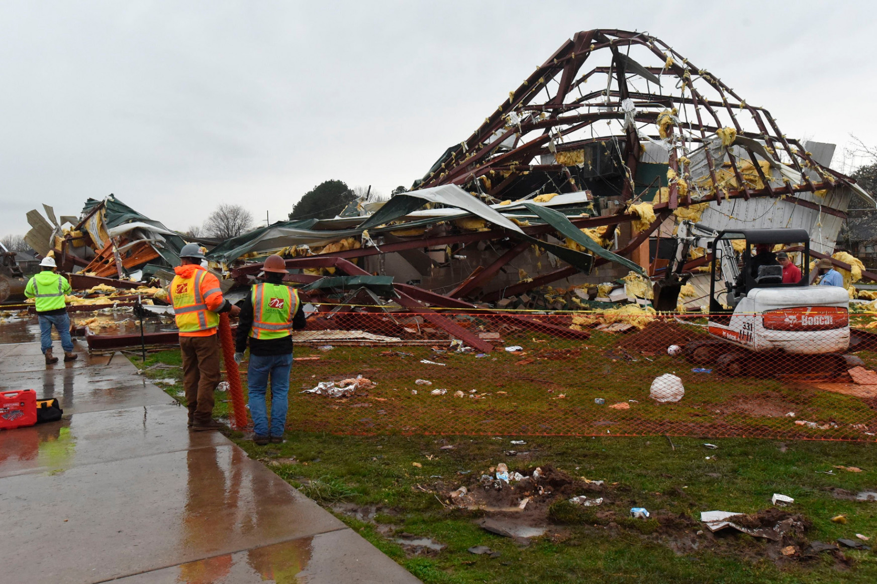 Több tornádó pusztított az Egyesült Államok déli részén, halálos áldozatok is vannak