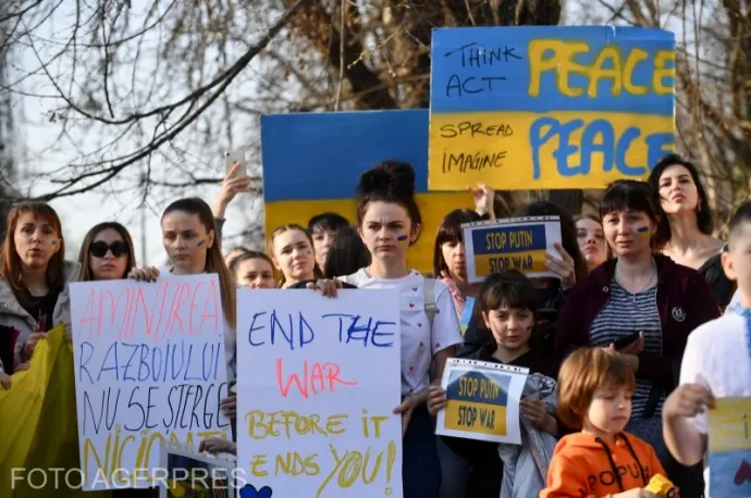 IRES felmérés: a románok 79%-a követi az ukrajnai eseményeket, 60% tart az ország lerohanásától és 96% szerint támogatni kell az ukrán menekülteket