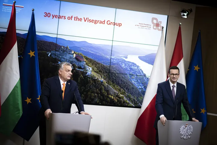 Orbán Viktor és Mateusz Morawiecki lengyel kormányfő sajtótájékoztatója az EU-csúcs után Brüsszelben 2020. december 10-én, miután a két kormányfő elfogadta a költségvetést és a hitelkeretet – Fotó: Benko Vivien Cher / Miniszterelnöki Sajtóiroda / MTI