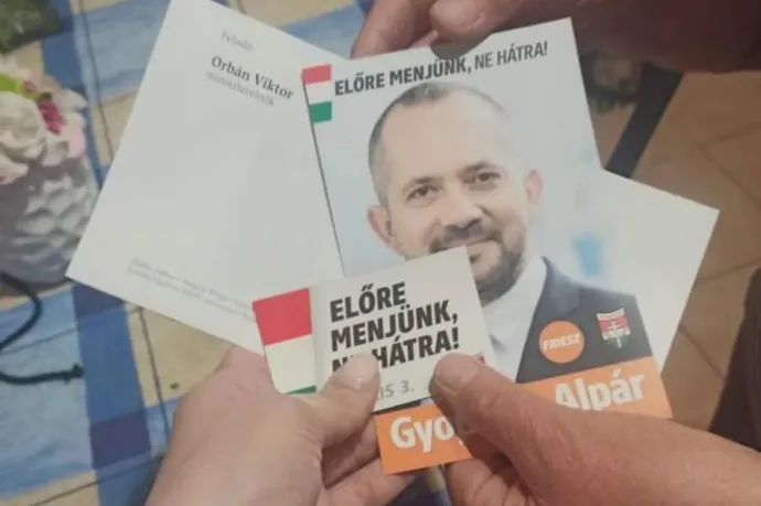 Teleszórták Rábaközt a fideszes képviselő dicséretéről, a polgármesterek neve áll a szöveg alatt