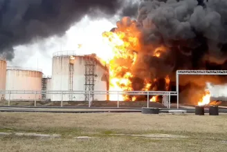 Lángokban áll egy olajtároló az oroszországi Belgorodban, katonai helikopterek támadhattak