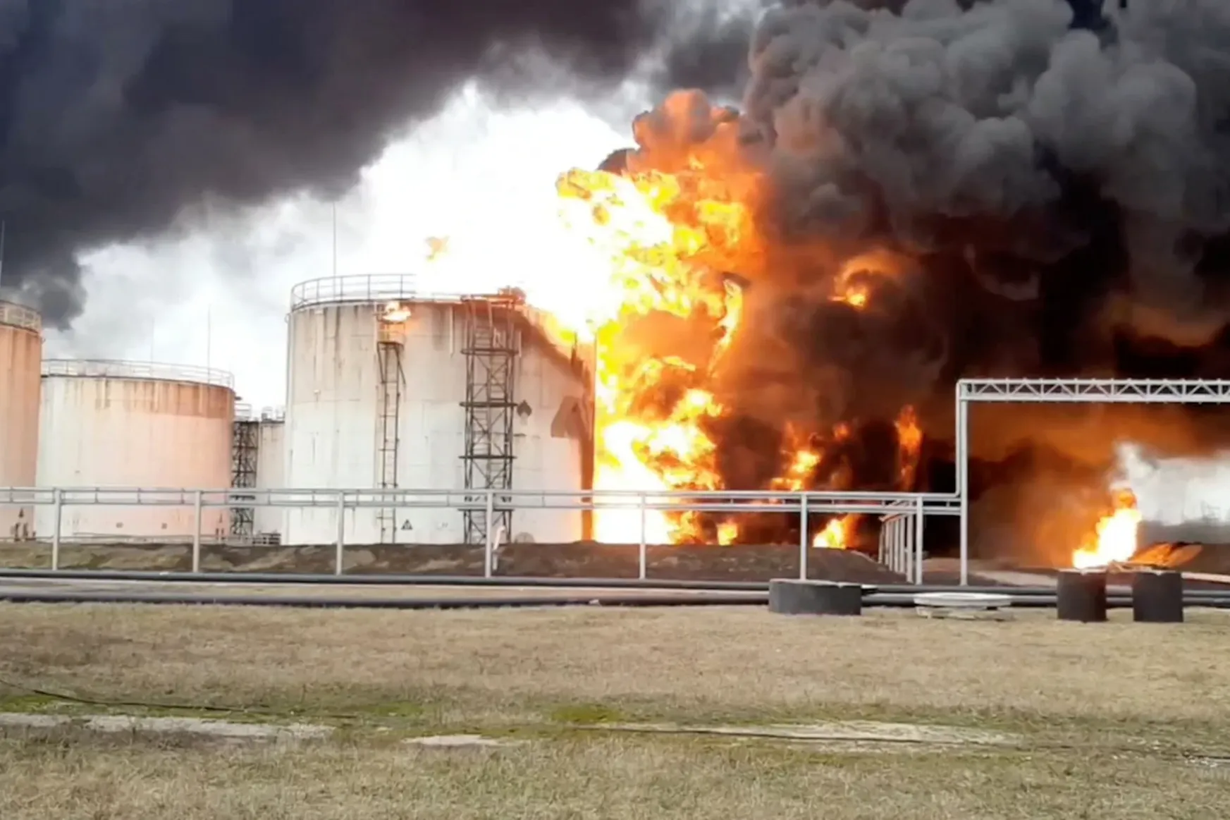 Lángokban áll egy olajtároló az oroszországi Belgorodban, katonai helikopterek támadhattak
