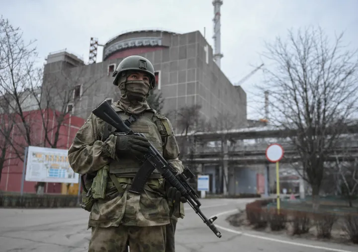 Orosz katona áll őrt az elfoglalt zaporizzsjai erőmű előtt 2022. március 8-án – Fotó: Konstantin Mihalchevskiy / AFP