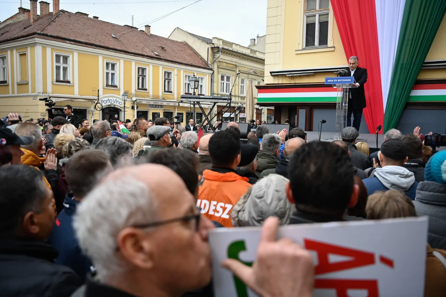 Orbán Viktor a kampányzárón: A világnak elment az esze