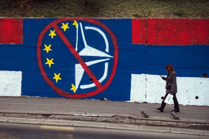 Európai unió és NATO ellenes falfestmény Belgrádban – Fotó: Andrej Isakovic / AFP