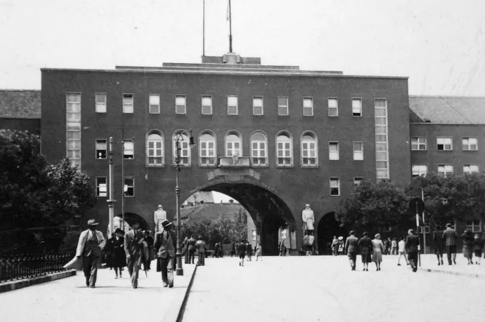 A frissen elkészült Hősök kapuja 1938-ban. A baloldalon csatlakozó épület az egykori DMKE-palota – Fotó: Fortepan