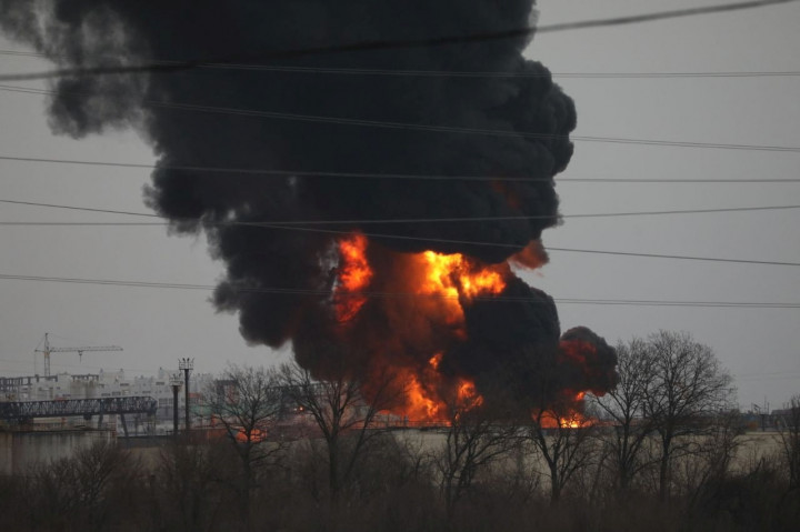 A kigyulladt olajtároló Belgorodnál, 2022. április 1-jén – Fotó: Belpressa/Reuters
