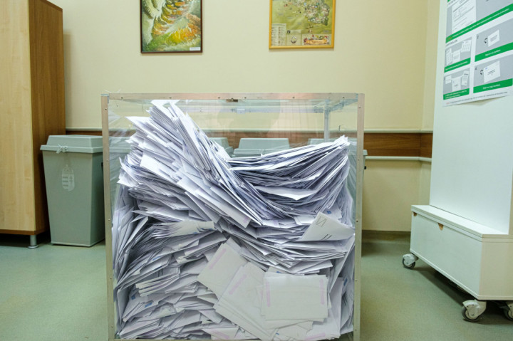 Mail-in ballots for the April 3rd Hungarian elections at Hungary's Consulate General in Romania's Miercurea Ciuc on 29 March, 2022 Photo: Veres Nándor / MTI