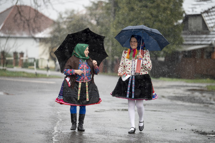 Népviseletbe öltözött asszonyok Bujákon Fotó: Komka Péter / MTI