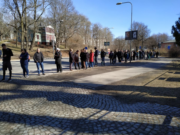 Olvasónk szerint körülbelül fél órát kellett várni, mire bejutnak a nagykövetségre – Fotó: Olvasónk, Eszter / Telex