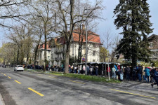Hosszú sorban állnak a szavazók a svájci Bernben is