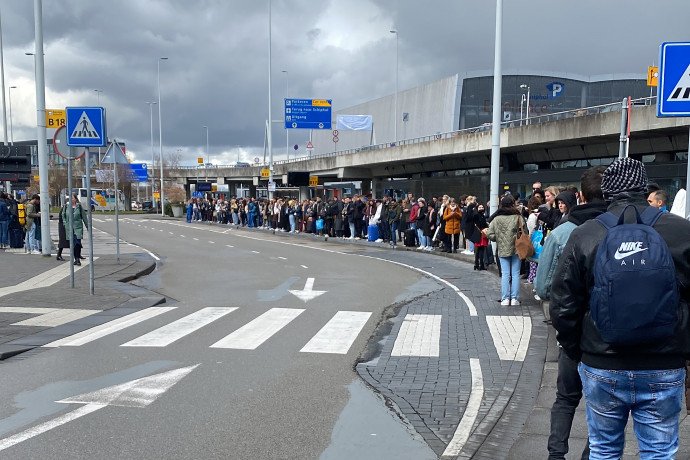 Rengetegen várnak a Hága felé tartó buszokra Amszterdamban – Fotó: Olvasói fotó / Telex