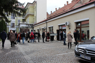 Kolozsváron magas a szavazási kedv, a délelőtti órákban kígyózó sor alakult ki a külképviselet előtt