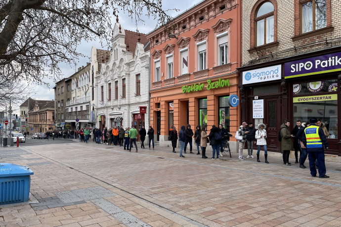 Közteresek irányítják az átjelentkezőket Pécsen – Fotó: Aradi Hanga Zsófia / Telex