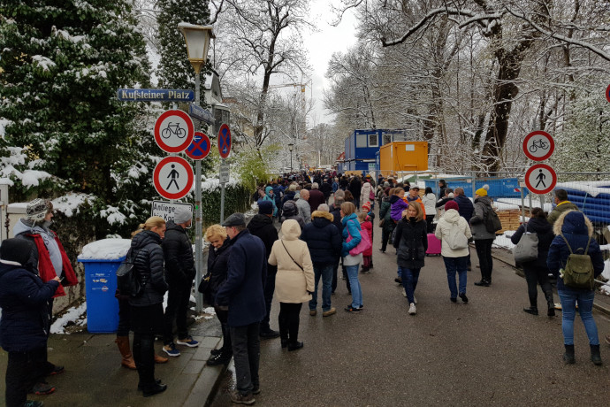 Stuttgartban továbbra is lassan halad a sor, a többi német városban is legalább egy órát kell várakozni