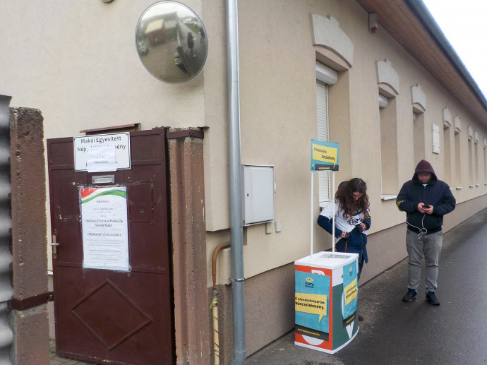Ennél a szavazóhelynél fenyegették meg baltával a választások tisztaságát ellenőrző civileket – Fotó: Móra Ferenc Sándor / Telex