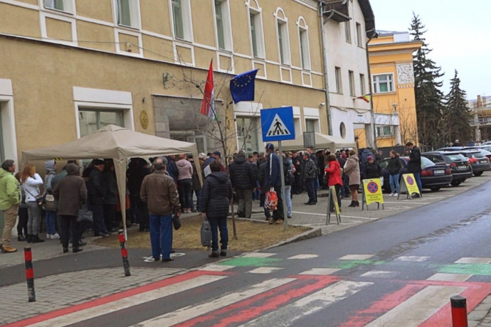 Csíkszereda: rengetegen várják, hogy szavazhassanak, van, aki népviseletet öltött az alkalomra