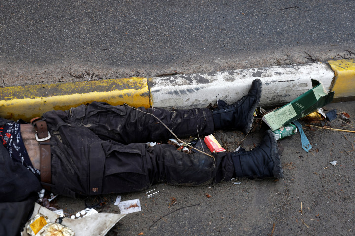 Egy civil holtteste az út szélén Bucsában. A helyiek szerint orosz katonák ölték meg – Fotó: Zohra Bensemra / Reuters