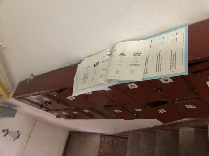 A felbontott, de ki nem töltött szavazat a kolozsvári lépcsőházban – Fotó: olvasónk