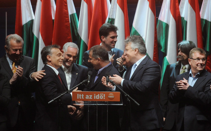 Orbán Viktor, a Fidesz elnöke, a párt miniszterelnök-jelöltje beszédét követően kezet fog az elnökség tagjaival a Fidesz-KDNP eredményváró rendezvényén a 2010-es országgyűlési választás második fordulóját követően – Fotó: Koszticsák Szilárd / MTI