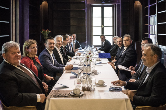 A Miniszterelnöki Sajtóiroda által közreadott képen Orbán Viktor miniszterelnök vezetésével megtartotta alakuló ülését Magyarország új kormánya Budapesten, a Klebelsberg Kultúrkúriában 2018. május 18-án – Fotó: Szecsődi Balázs / Miniszterelnöki Sajtóiroda / MTI