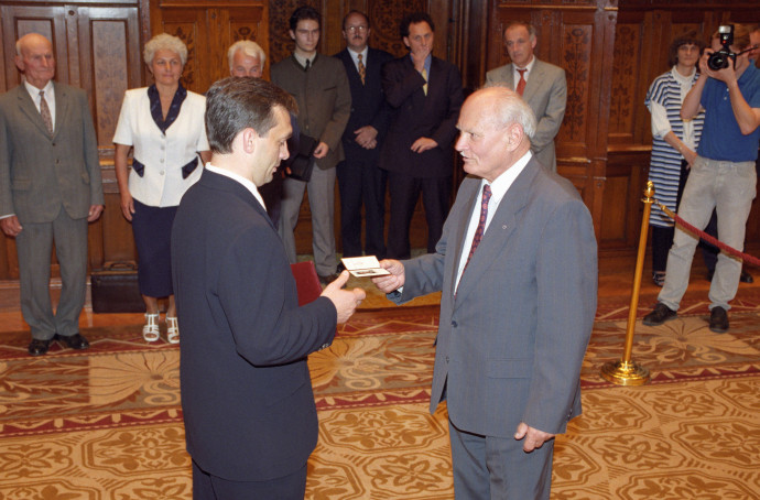Göncz Árpád átadja a miniszterelnöki igazolványt Orbán Viktornak 1998. július 6-án – Fotó: Kovács Attila / MTI
