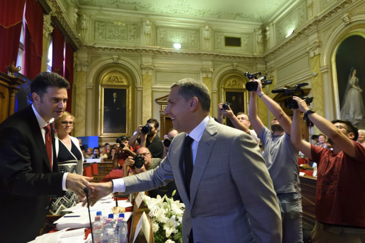 Péter Márki-Zay and János Lázár, the district's Fidesz MP shake hands in Hódmezővásárhely on 29 May 2018 – Photo: Kelemen Zoltán Gergely / MTI