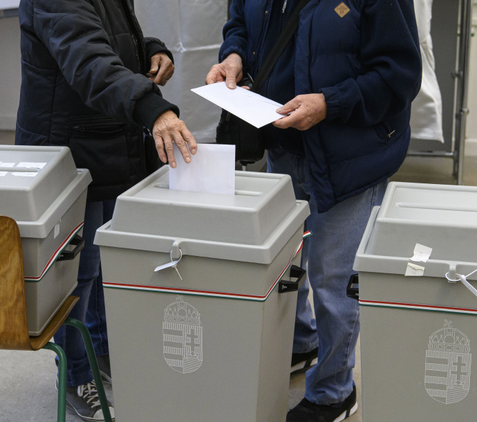 A leginkább fideszes választókerületekben 9 óráig nagyobbat esett a részvétel, mint a legkevésbé kormánypártiakban