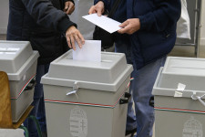 A leginkább fideszes választókerületekben 9 óráig nagyobbat esett a részvétel, mint a legkevésbé kormánypártiakban