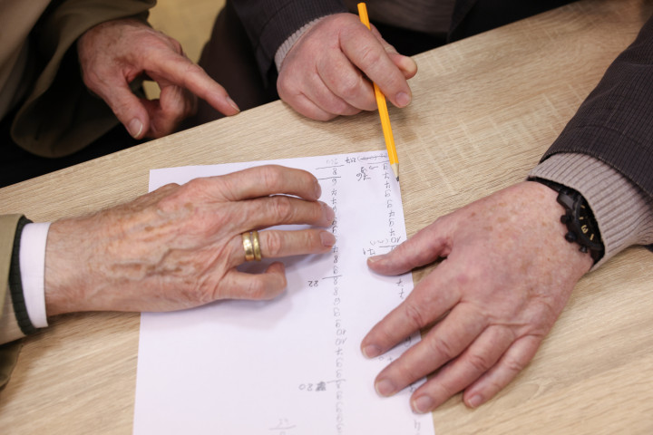 Szavazatokat számolnak egy kis ötödik kerületi szavazókörben – Fotó: Barakonyi Szabolcs / Telex
