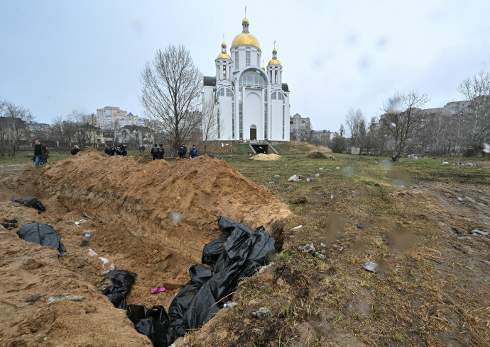 A település polgármestere azt mondta az AFP-nek, hogy 57 holttestet találtak az árokban – Fotó: Sergei Supinsky / AFP