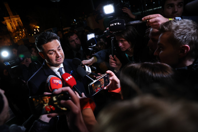 Márki-Zay Péter újságíróknak válaszol az ellenzéki eredményvárón tartott beszéde után – Fotó: Huszti István / Telex 