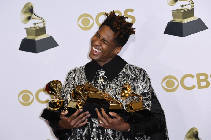 Jon Batiste öt szoborral tarolt a Grammyn, Justin Bieber hoppon maradt, de bejelentkezett Zelenszkij is a gálán