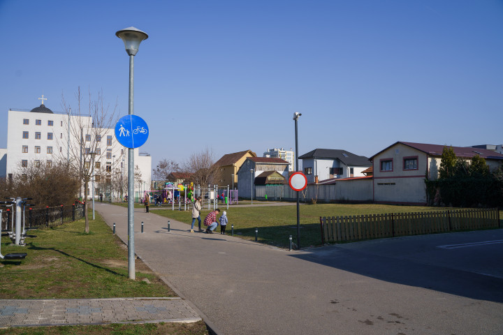 A Karjala utca manapság. A kép alsó sarkán látható füves területre kerülne az emlékmű – Fotó: Tóth Helga / Transtelex