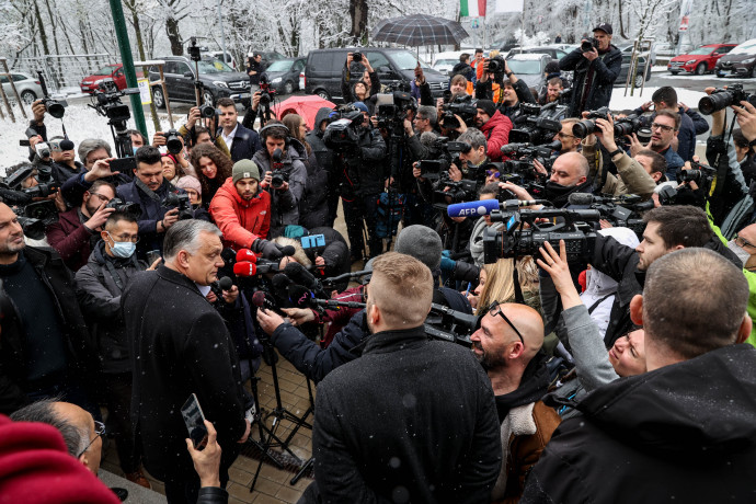 Orbán Viktort újságírók kérdezik, miután leadta szavazatát – Fotó: Huszti István / Telex