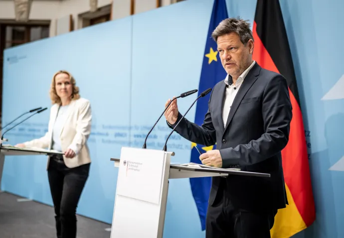 Robert Habeck és Steffi Lemke szövetségi környezetvédelmi miniszter tartanak sajtótájékoztatót a szárazföldi szélenergia környezetkímélő bővítésének főbb pontjairól – Fotó: Michael Kappeler / AFP