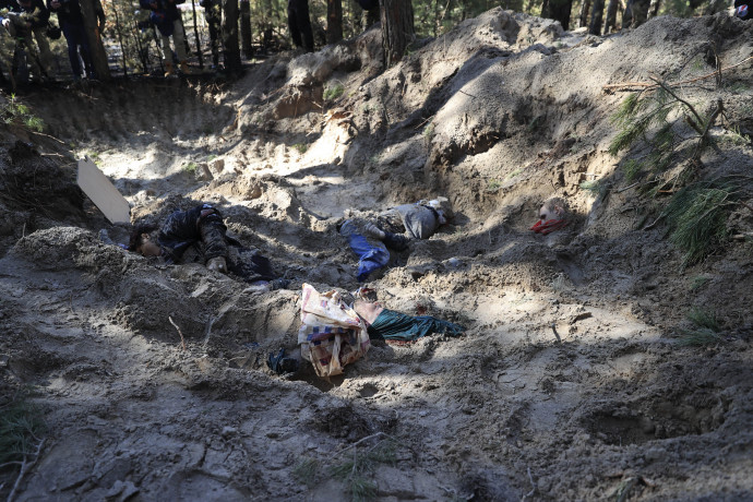 Holtestek jelöletlen sírban egy erős részen az oroszoktól visszafoglalt Motizsinben – Fotó: Metin Aktas / AFP