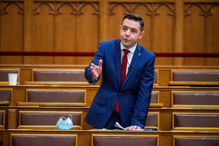 Kálló Gergely, a Jobbik parlamenti képviselője napirend után felszólal az Országgyűlés plenáris ülésén 2021. november 29-én – Fotó: Balogh Zoltán / MTI