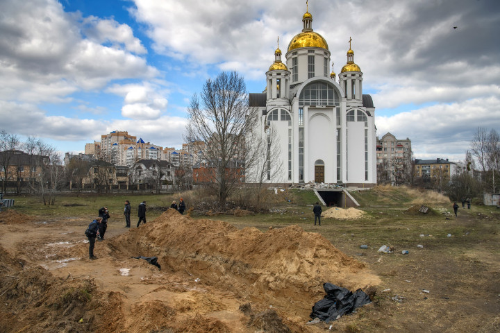 Tömegsír civilek holttesteivel, akiket a helyi lakosok szerint orosz katonák öltek meg 2022. április 4-én – Fotó: Vladyslav Musiienko / Reuters