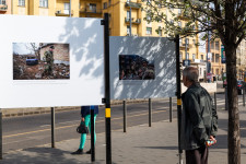 Megrongálták az ukrán menekültek fotóiból készült kiállítást