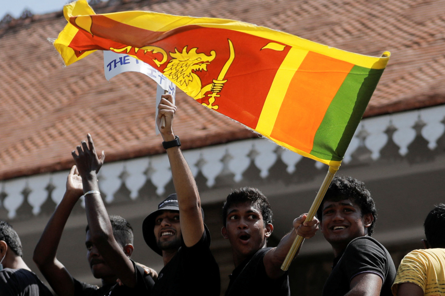 Tovább mélyül a Srí Lanka-i válság, több tucat képviselő kihátrált a kormánykoalícióból