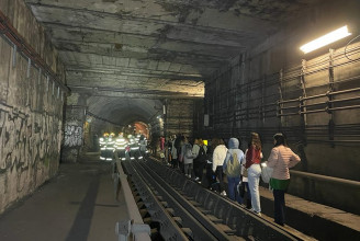 Leállt két állomás közt egy bukaresti metrószerelvény – így menekítették az utasokat