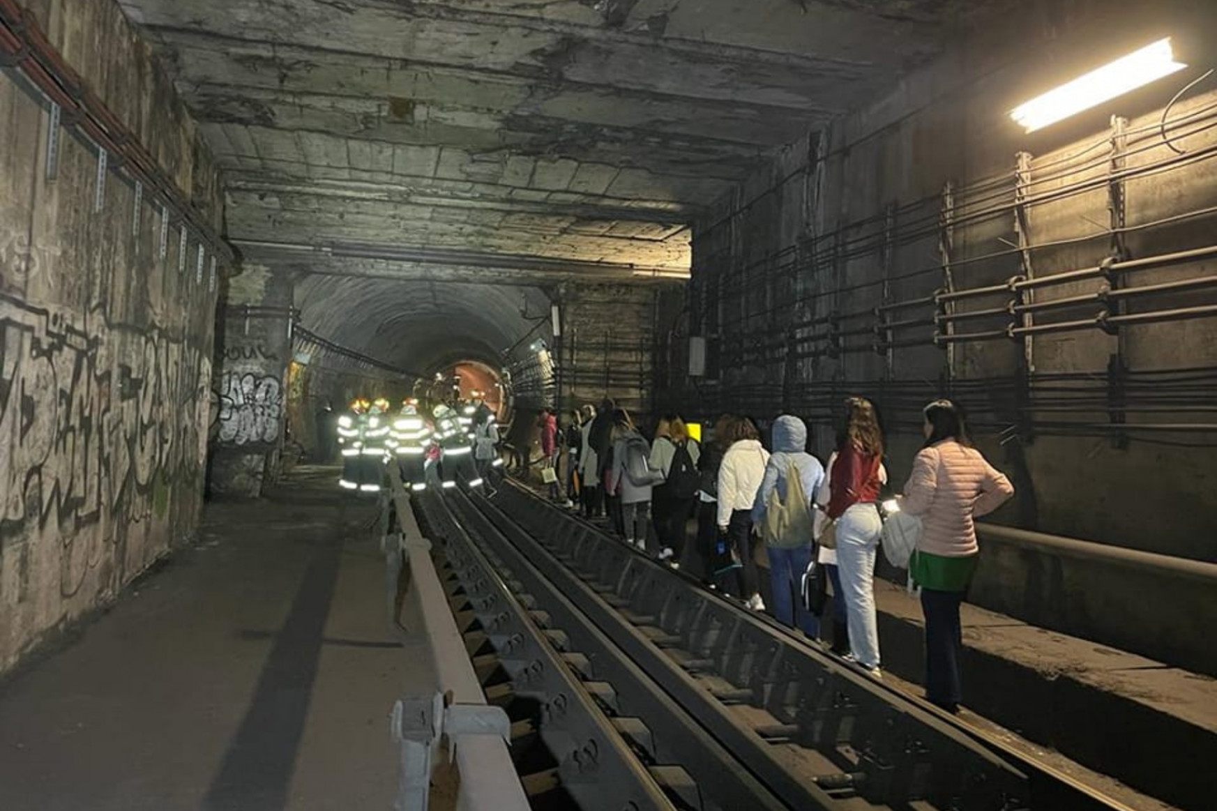 Leállt két állomás közt egy bukaresti metrószerelvény – így menekítették az utasokat