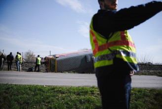 Vonat elé hajtott egy kisteherautó Mindszentnél, öten meghaltak