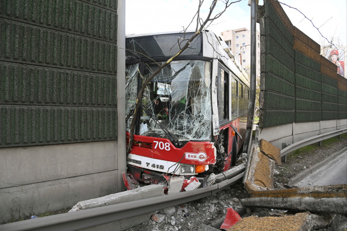 Az M3-as kivezető zajvédő falának ütközött egy troli