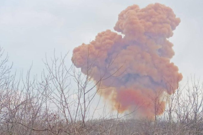 Eltaláltak az oroszok egy salétromsavas tartályt Kelet-Ukrajnában, mérgező füstfelhő borította be a környéket