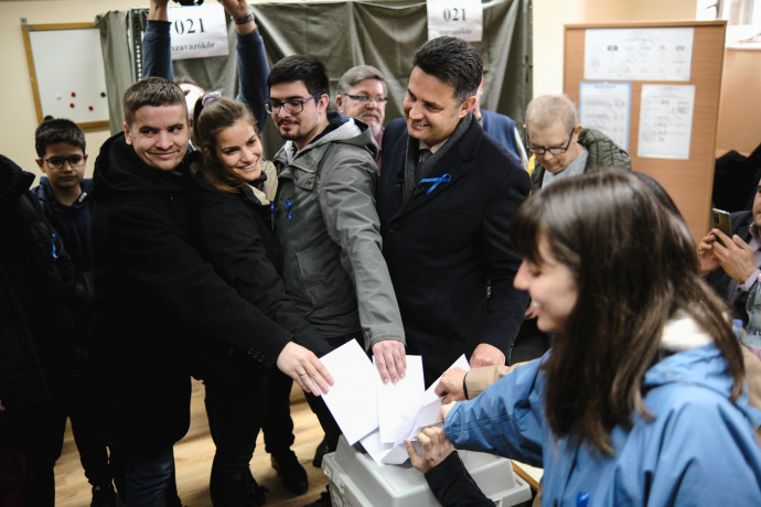 Márki-Zay Péter családjával adja le szavazatát a vasárnapi országgyűlési választáson – Fotó: Bálint András / Szegeder