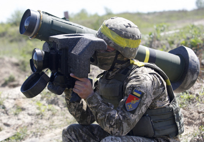 Javelin rakétavető egy ukrán katona vállán – Fotó: ANATOLII STEPANOV / ANADOLU AGENCY VIA AFP